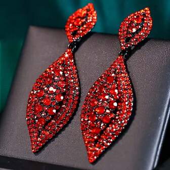 Boucles d'oreilles vintage ajourées, boucles d'oreilles de style palais incrustées de strass, boucles d'oreilles longues exagérées en alliage incrusté de strass colorés , boucles d'oreilles polyvalentes haut de gamme