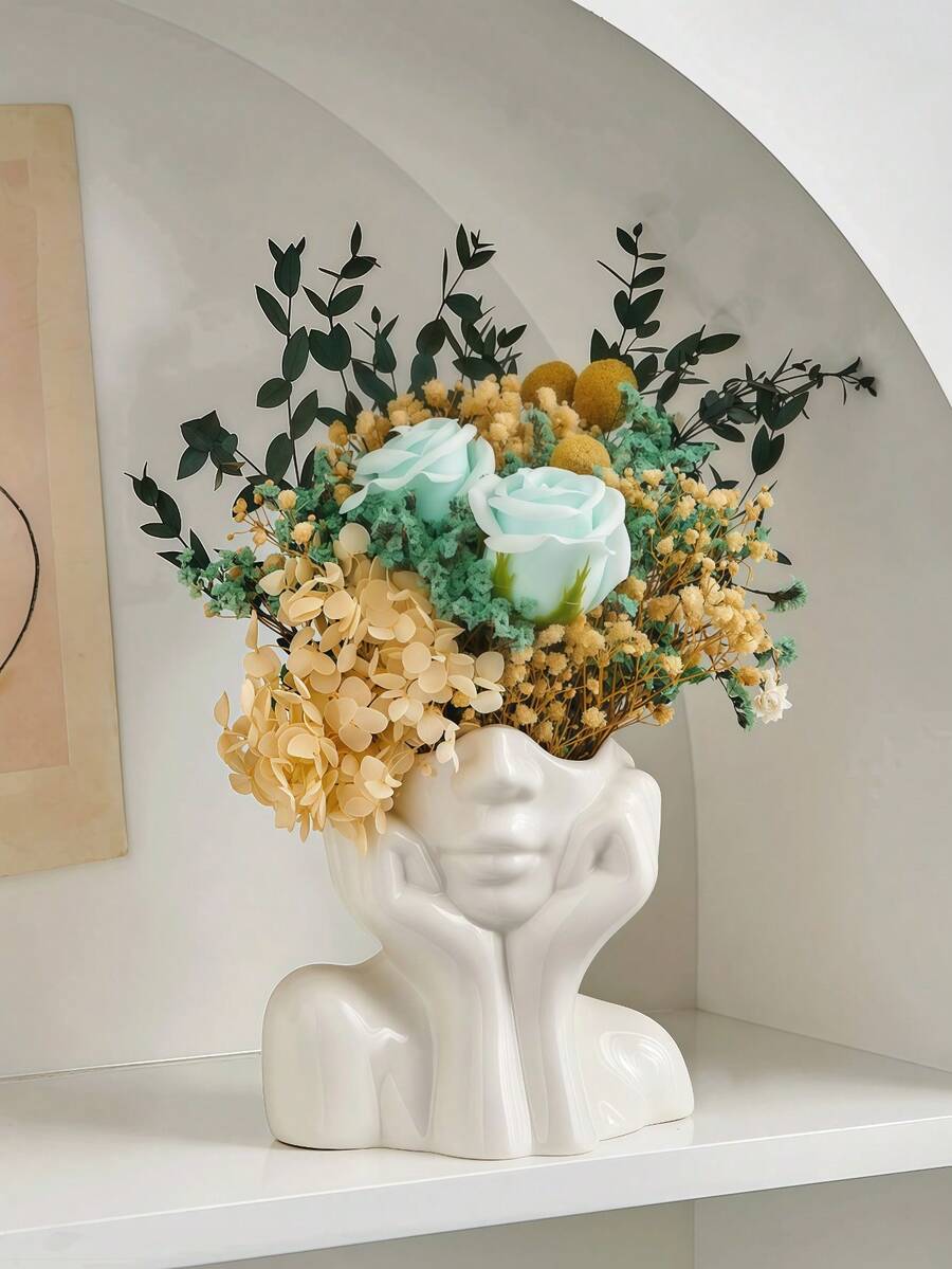 O vază cu design artistic, în formă de femeie cu mâinile care îi cuprind fața. Este simplă, dar elegantă, cu un design unic și fermecător în formă de față cu mâinile. Ideală pentru aranjarea florilor proaspete sau artificiale și poate fi folosită și pentru depozitarea cosmeticelor. Potrivită pentru decorarea camerelor de zi și a dormitoarelor pe tot parcursul anului, un element indispensabil pentru decorul zilnic al casei.