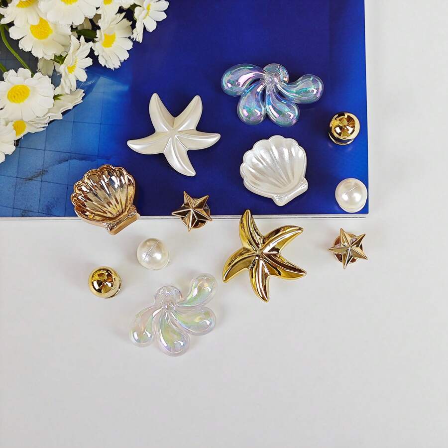 12 peças de pingentes decorativos versáteis e brilhantes em forma de estrela, concha e pétala de gota d'água, adequados para sapatos de praia de EVA, sandálias, decoração de sapatos removíveis, acessórios para meninas, presente de Natal