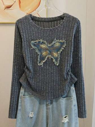灰色罗纹针织毛衣，蝴蝶贴花和褶饰细节，修身版型