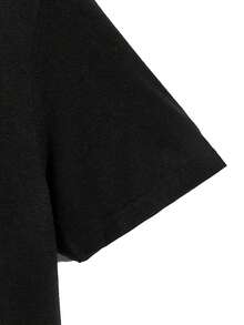 [Camiseta Gráfica de Barbería] Camiseta Gráfica Negra de Barbería con Diseño de Tijeras y Poste - Negro - Ver 4