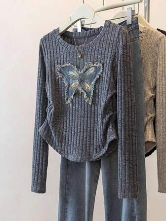 Grå ribbad stickad tröja med fjärilsapplikation och veckade detaljer, smal passform