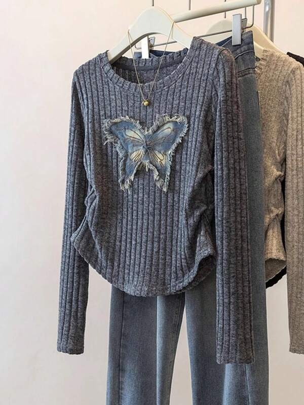 灰色罗纹针织毛衣，蝴蝶贴花和褶饰细节，修身版型
