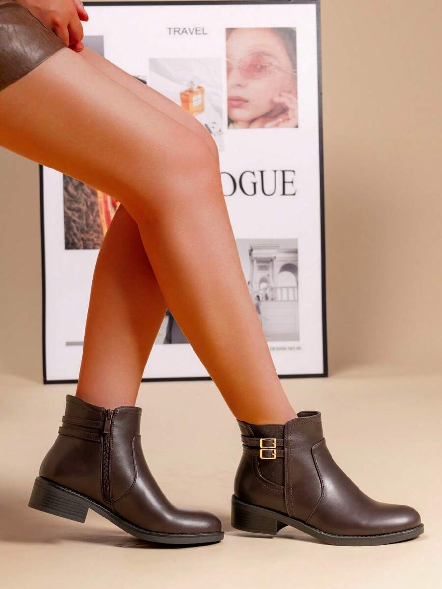 calcena Women's Classic Ankle Boots with Low Block Heel, Round Toe Chelsea Bootie with Elastic Panel and Buckle Strap, Comfortable Side-Zip Walking Boot for Work, Office & All-Season Everyday Wear - 棕色 - 查看 1