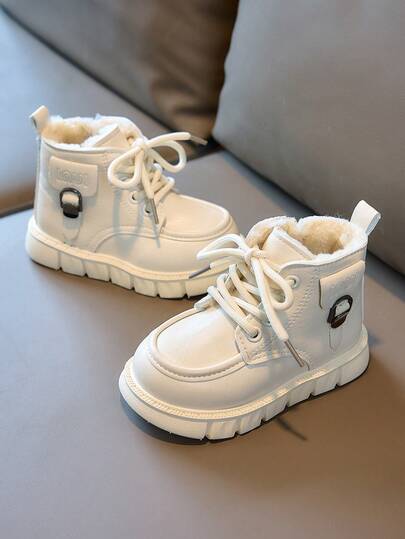 1 双简约风格儿童靴，易于穿脱，兼顾时尚与实用性，舒适且有缓冲的厚底，适合宝宝跑步和玩耍，可与各种儿童服装搭配