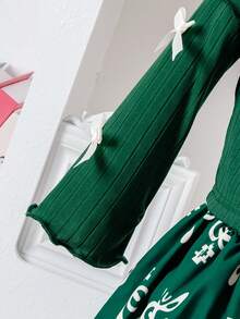 Kleine Mädchen Grünes Off-Shoulder Kleid, grünes Strickgewebe mit zarter weißer Blumen-Saum Dekoration und Schleifenakzent, vintage und verspielt, geeignet für Kinderfeste, Outdoor-Geburtstagsfeiern, Urlaub und Alltagstragen, Herbst/Winter