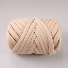 1 rotolo di filato grosso e spesso super voluminoso, grande 250g ± 20g, circa 2cm di larghezza, morbido e confortevole, perfetto per la lavorazione a mano, la filatura e le creazioni fai-da-te. Questo filato per tessuti lavorati a maglia è morbido e versatile, adatto per uncinetto e maglia di borse, cuscini, bambole, coperte, pantofole e vari progetti artigianali all'uncinetto.