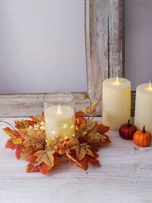 Una corona de vela decorativa de Halloween/Navidad para decorar el centro de la mesa de otoño. Hecha de hojas artificiales, bayas, girasoles y piñas. Presenta un tema otoñal y tiene un estilo rústico natural. Colores: amarillo, naranja, rojo. Forma: circular. Diseño de varias capas.