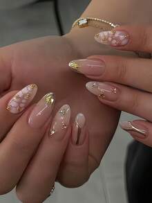 Eleva tu estilo con 24 uñas postizas de forma de almendra larga, de gel, de lujo con detalles en dorado, incluye 1 hoja de adhesivos y 1 lima de uñas. Envío aleatorio de patrones de degradado de marfil, líneas asimétricas doradas y concha de tortuga.