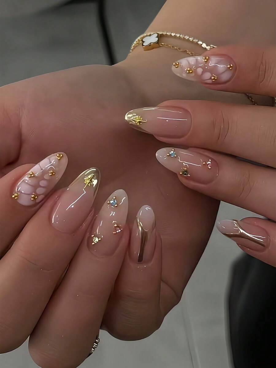 Eleva tu estilo con 24 uñas postizas de forma de almendra larga, de gel, de lujo con detalles en dorado, incluye 1 hoja de adhesivos y 1 lima de uñas. Envío aleatorio de patrones de degradado de marfil, líneas asimétricas doradas y concha de tortuga.