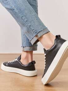 Baskets athlétiques minimalistes décontractées pour hommes avec bout rond et lacets, en couleurs contrastées