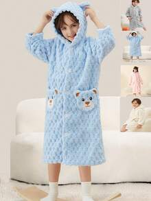 一件可爱儿童连帽浴袍，采用柔软珊瑚绒面料，保暖舒适，男女童皆宜，不掉毛，吸水性强，速干，可机洗，适用于浴室、卧室、酒店、游泳池等场所，也是节日礼物、生日礼物、浴巾、可穿戴毛巾、浴袍、浴室装饰、浴室配件和情人节礼物的理想之选。