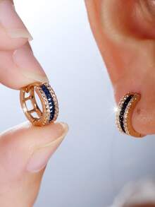 Vanel 一对精致微镶嵌蓝色方形锆石耳钉，金色，时尚珠宝礼物，适合送给女朋友