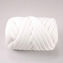 1 rotolo di filato grosso e spesso super voluminoso, grande 250g ± 20g, circa 2cm di larghezza, morbido e confortevole, perfetto per la lavorazione a mano, la filatura e le creazioni fai-da-te. Questo filato per tessuti lavorati a maglia è morbido e versatile, adatto per uncinetto e maglia di borse, cuscini, bambole, coperte, pantofole e vari progetti artigianali all'uncinetto.