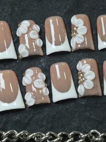 CrystalHola Unhas de Natal: 10 peças de unhas artificiais artesanais, curtas, em formato de bico de pato, estilo francês branco, entalhe tridimensional, cobertas com diamantes tridimensionais, conjunto de nail art, nail art, design de cobertura total, durável, essencial para festas, reuniões e shows, é a primeira escolha para dar presentes, unhas de Ano Novo, unhas de Halloween