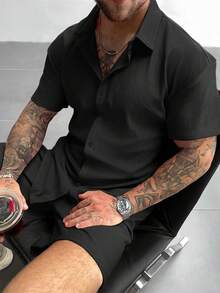 GloMan 男士纯色休闲两件套，采用纽扣门襟设计，宽松短袖衬衫搭配抽绳短裤，面料柔软略带弹性，舒适透气，适合街头穿着、日常休闲、周末外出、社交聚会等场合。红色度假两件套，情侣款，母亲节礼物佳选。 - 黑色 - 查看 1