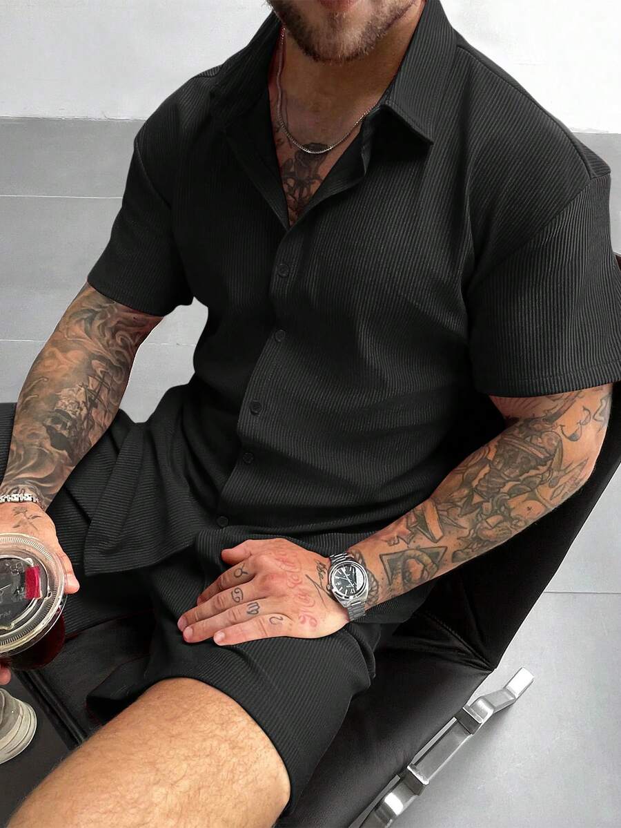 GloMan 男士纯色休闲两件套，采用纽扣门襟设计，宽松短袖衬衫搭配抽绳短裤，面料柔软略带弹性，舒适透气，适合街头穿着、日常休闲、周末外出、社交聚会等场合。红色度假两件套，情侣款，母亲节礼物佳选。 - 黑色 - 查看 1