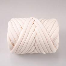 1 rotolo di filato grosso e spesso super voluminoso, grande 250g ± 20g, circa 2cm di larghezza, morbido e confortevole, perfetto per la lavorazione a mano, la filatura e le creazioni fai-da-te. Questo filato per tessuti lavorati a maglia è morbido e versatile, adatto per uncinetto e maglia di borse, cuscini, bambole, coperte, pantofole e vari progetti artigianali all'uncinetto.