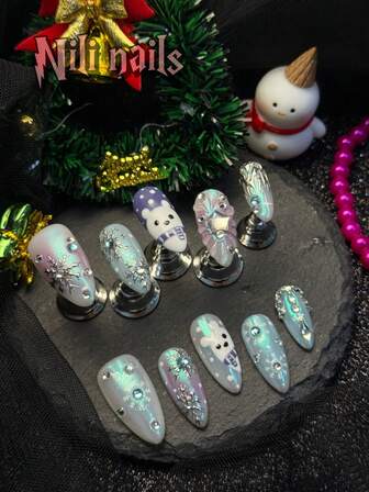 10 st handgjorda akrylnagelpress-on-naglar, mandelformade julnaglar, ljusblå och vita snöflingor (jul) med tema, vit teckning, liten björn, tie dye nude, silver, vita blandade färger, med strass-pärlor och andra nageltillbehör, akrylnageltillbehör är lämpliga för festivaler, dagligen, sammankomster, fester och är fantastiska presenter till kvinnor och flickor, utrustade med 1 gelépad och 1 nagelfil