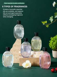 Un diffuseur d'arômes intelligent blanc, diffuseur d'huiles essentielles pour la maison au design minimaliste et moderne, avec 5 modes de fonctionnement et un éclairage ambiant romantique et coloré. Rechargeable par USB. Disponible avec un choix de sets d'huiles essentielles parfumées de 1 ou 3 bouteilles. Convient pour les chambres à coucher, les salons, les bureaux, les pièces pour animaux de compagnie et la désodorisation de la salle de bain. Également idéal comme décoration de fête, décoration d'intérieur ou cadeau de Noël.