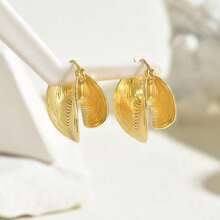 1 Pair. Women's Earrings. Unique Fan-Shaped Design With Minimalist Studs. Versatile Striped Double-Layer Niche Stud Earrings.Earrings For Women.Christmas Gifts. Party Favors. Birthday Presents. Gifts For Besties. Valentine's Day Presents. Small Tokens Of Appreciation. - 黃金一對 - 查看 4