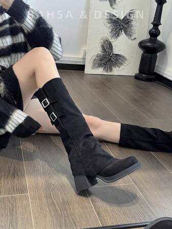 Botas de tobillo de mujer de moda con doble botonadura lateral, tacón cuadrado y punta redonda. Versátiles y estilizantes, aptas para primavera y otoño