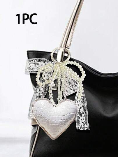 Großer weißer Herz-förmiger Taschenbehang aus PU-Leder, ausgestattet mit Silber-Perlen-Schleifen-Accessoires, weißem Schleifen-Seil, Spitzenband-Hängedekoration, modischer Retro-Schlüsselanhänger, modisches Taschenzubehör, geeignet für Handtaschen, Geldbörsen, Handy, Geburtstage, Jahrestage, Valentinstag, Geschenke für Frauen zum Schulbeginn, Studenten, Lehrer, zum Verschenken an Freunde, Familie und Freunde, Weihnachten