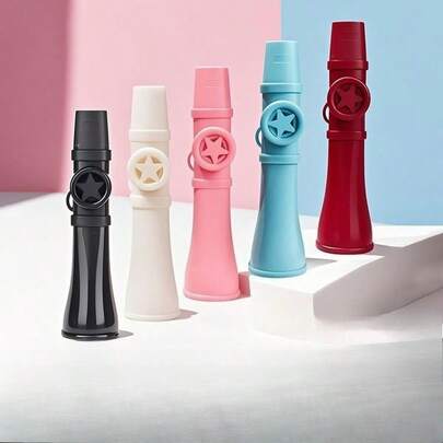 Nhiều loại nhạc cụ Kazoo đầy màu sắc, có sẵn màu đen, be, hồng, xanh dương, đỏ, v.v. Kazoo có thiết kế đơn giản và mượt mà với vòng tròn trang trí hình ngôi sao năm cánh, kết hợp giữa tính thẩm mỹ và tính thực tiễn. Không đòi hỏi kỹ thuật phức tạp, chỉ cần ngân nga là có thể tạo ra âm thanh độc đáo, thích hợp để tạo ra bầu không khí âm nhạc thư giãn.
