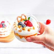 100 Pack Plastic Dessert Cups With Dome Lids (No Hole) And Sporks, 8oz/12oz/16 Oz Clear Disposable Fruit Cups With Lids, Disposable Clear Parfait Cups, PET Crystal Clear Cups, Snack Bowls For Parties For Yogurt Parfait Ice Creams Pudding Cakes Appetizers, Fruits, Mousse - 8oz(250ml) - 查看 5