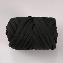 1 rotolo di filato grosso e spesso super voluminoso, grande 250g ± 20g, circa 2cm di larghezza, morbido e confortevole, perfetto per la lavorazione a mano, la filatura e le creazioni fai-da-te. Questo filato per tessuti lavorati a maglia è morbido e versatile, adatto per uncinetto e maglia di borse, cuscini, bambole, coperte, pantofole e vari progetti artigianali all'uncinetto.