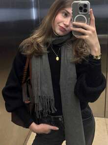 1条30*180厘米女士纯色羊绒围巾，带流苏，透气柔软，适合日常佩戴、外出和送礼，四季皆宜，秋冬季可搭配连衣裙。 - 深灰色 - 查看 4