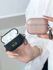 [Personalizado] Funda personalizada de lujo con letras personalizadas compatible con 1 2 3 4 Pro 2 - Funda de auriculares con estampado de rayas y llavero - Compatible con usuarios de - Protección elegante y personalizada - Regalo perfecto para amantes de la tecnología Elegante, Colorido, Vintage, Lindo, Contratado, Divertido, Kawaii Personalizado, Único, Personalizado Regalos ideales para él, Regalos ideales para ella Novio, Novia, Familia, Amigos, Abuelos, Pareja, Fundas de auriculares personalizadas, Estilo casual de la calle, Teléfonos celulares y accesorios, Otoño elegante, Funda de teléfono personalizada de moda, Novio, Novia, Familia, Amigos, Abuelos, Pareja, Para aniversarios, Para cumpleaños - Multicolor - Ver 4