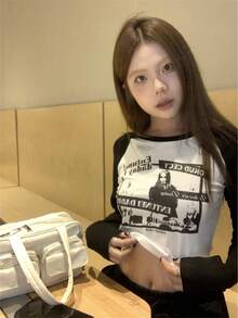 女式休闲短款插肩袖T恤，卡通字母印花，拼色，修身，百搭，春秋季 - 黑與白 - 查看 3