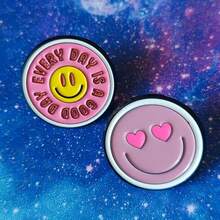 Broche de liga de zinco com distintivo de rosto sorridente em desenho animado rosa, broche redondo com letras em inglês para meninas, fecho antiderrapante, acessório versátil e presente para amigos