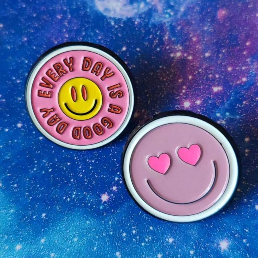 Broche de liga de zinco com distintivo de rosto sorridente em desenho animado rosa, broche redondo com letras em inglês para meninas, fecho antiderrapante, acessório versátil e presente para amigos
