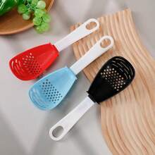 1 pièce Cuillère de cuisine multifonctionnelle avec bloc de couleurs, convient pour écraser les aliments et les pommes de terre écrasées, et une cuillère à mélanger multifonctionnelle qui peut égoutter l'eau