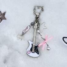 1 Piece [Cute Cat & Guitar] Handmade Beaded Electric Guitar Shaped Pendant, Multi-Functional Cute Keychain / Bag Charm / Album Charm / CCD Camera Charm. It Symbolizes The Cuteness Of Daily Matching, The Convenience Of Item Storage And The Vitality Of Personalized Expression.