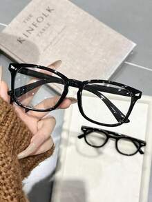 一副透明灰色塑料几何窄框基础款透明镜片眼镜，便携简约，适合阅读、上学、户外活动、办公、看电视等场合，也可作为装饰品佩戴。