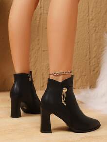 秋冬新款尖头女式粗高跟时尚靴子，英伦风踝靴