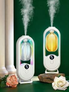 Un diffuseur d'arômes intelligent blanc, diffuseur d'huiles essentielles pour la maison au design minimaliste et moderne, avec 5 modes de fonctionnement et un éclairage ambiant romantique et coloré. Rechargeable par USB. Disponible avec un choix de sets d'huiles essentielles parfumées de 1 ou 3 bouteilles. Convient pour les chambres à coucher, les salons, les bureaux, les pièces pour animaux de compagnie et la désodorisation de la salle de bain. Également idéal comme décoration de fête, décoration d'intérieur ou cadeau de Noël.