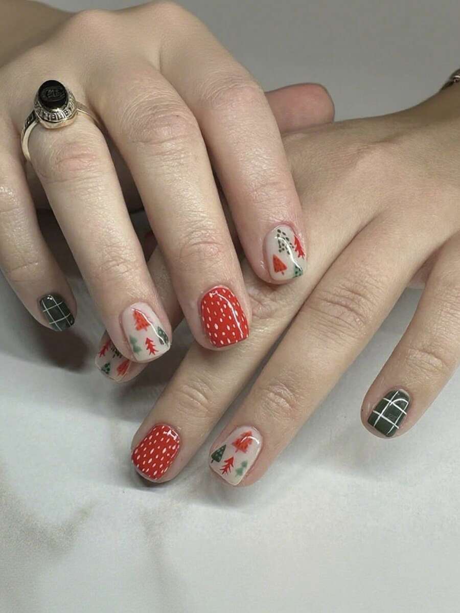 24 قطعة أظافر قصيرة للضغط عليها، أظافر عيد الميلاد الملونة بشكل شجرة عيد الميلاد، أظافر مستعارة مناسبة للارتداء اليومي، لوازم الأظافر