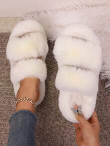 Pantoufles décontractées pour femmes grandes tailles, à bout rond classique et polyvalent, avec une semelle épaisse confortable pour la maison/les vacances. Modèle simple et élégant à double bride augmentant la hauteur, en doux beige fourré.