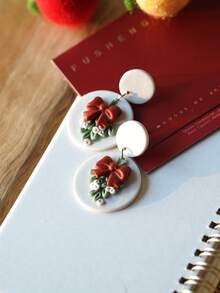 1 par de pendientes de arcilla polimérica de Navidad para mujeres, joyería hecha a mano para días festivos con diseños de hombre de jengibre, casa de nieve, lazo y flor, pendientes colgantes festivos, accesorios de declaración lindos para fiestas, idea de regalo para Navidad, joyería elegante de temporada en rojo y blanco