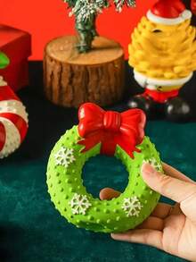 1 Stück Weihnachtskranz Quietsch-PVC Hundespielzeug, interaktives Welpenspielzeug, perfektes Hundespielzeug für Weihnachtsferien, robustes Weihnachts-Haustier-Spielzeug, Weihnachts-Beißspielzeug für Haustiere, Weihnachten für Haustiere, Weihnachtsgeschenk für Hunde, Weihnachtsschmuck für Hunde, Weihnachts-Quietschspielzeug für Hunde, Weihnachtsstrumpf Geschenkzubehör, neuartige Weihnachts-Haustierzubehör, perfektes Weihnachtsgeschenk für Haustiere