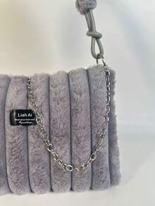 Batik-Plüsch-Schulter-Achseltasche, eine luxuriöse Damen-Plüsch-Schultertasche im quadratischen Design, die charmant, elegant und modisch ist. Sie eignet sich für den täglichen Gebrauch von Frauen, Veranstaltungen, Hochzeiten, Tanzveranstaltungen, Abendessen/Bankette und kann zu Kleidern, Abendgarderobe, Urlaubskleidern, Geburtstagskleider, Lässig kleidern, Yogakleidern kombiniert werden.