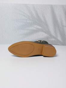 Botas de Tornozelo com Salto Grosso Chelsea de Fivela de Cinto com Zíper Lateral Nude Plus Size, Bico Fino + Fivela de Metal Elementos Clássicos Britânicos Elevam a Sofisticação do Visual, Forro Único Respirável e Confortável, Adequado para Uso em Várias Estações, Simples e Versátil, Fácil de Manusear para Ir e Vir e Ocasiões Casuais, Altamente Prático para Uso Diário.