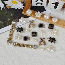 24 pingentes decorativos para sapatos DIY - ursos brilhantes, corações, estrelas, peixes, pérolas artificiais, correntes de strass. Material leve não metálico, moda Y2K, versátil e fofo, unissex. Adequado para sapatos de praia de EVA, sandálias, decoração de sapatos removíveis e presentes de Natal.