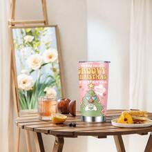 1 cană auto izolată din oțel inoxidabil, de 20 oz, imprimată cu un model de inimă cu brad de Crăciun și un model de litere englezești, decorată cu inimioare și flori, poate fi folosită în mai multe scene, o alegere bună pentru uz personal sau pentru a fi oferită cadou, de Crăciun sau de ziua de naștere.