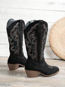 Botas Altas Pretas Femininas, Novidade Outono/Inverno 2025, Botas de Cano Médio em Camurça com Bordado, Cor Sólida, Salto Grosso, Slip-On, Botas Rosas, Estilo Ocidental, Botas Equestres Cáqui, Versáteis, Elegantes, Moda Diária, Adequadas para Uso Externo, Botas Cáqui Plus Size Femininas