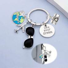 这款钥匙扣以飞行员名言“活出你的梦想”为主题，并饰有飞机、太阳镜和遮阳帽等旅行元素。它采用锌合金材质，风格运动简约，是一款独特的手机配件，适合挂在女士钱包或手机上。这款钥匙扣可以作为礼物送给朋友、家人和女朋友，也可以用作户外装备、派对装饰、礼品或纪念品，还可以挂在女士包包或汽车上。 - 彩色 - 查看 9